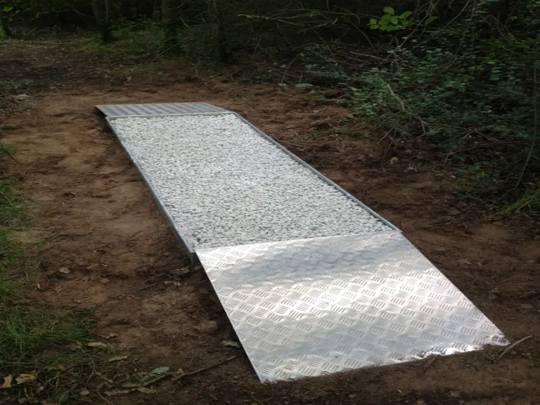 Grindbak op bospaadje (zonder wandelaar)