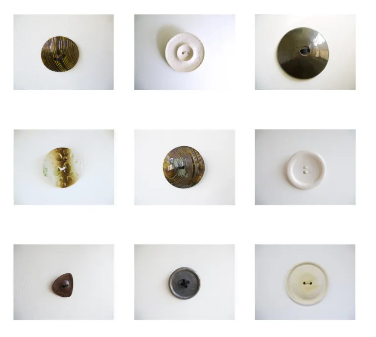 Kunstwerk aan de wand, knoop aan de jas
